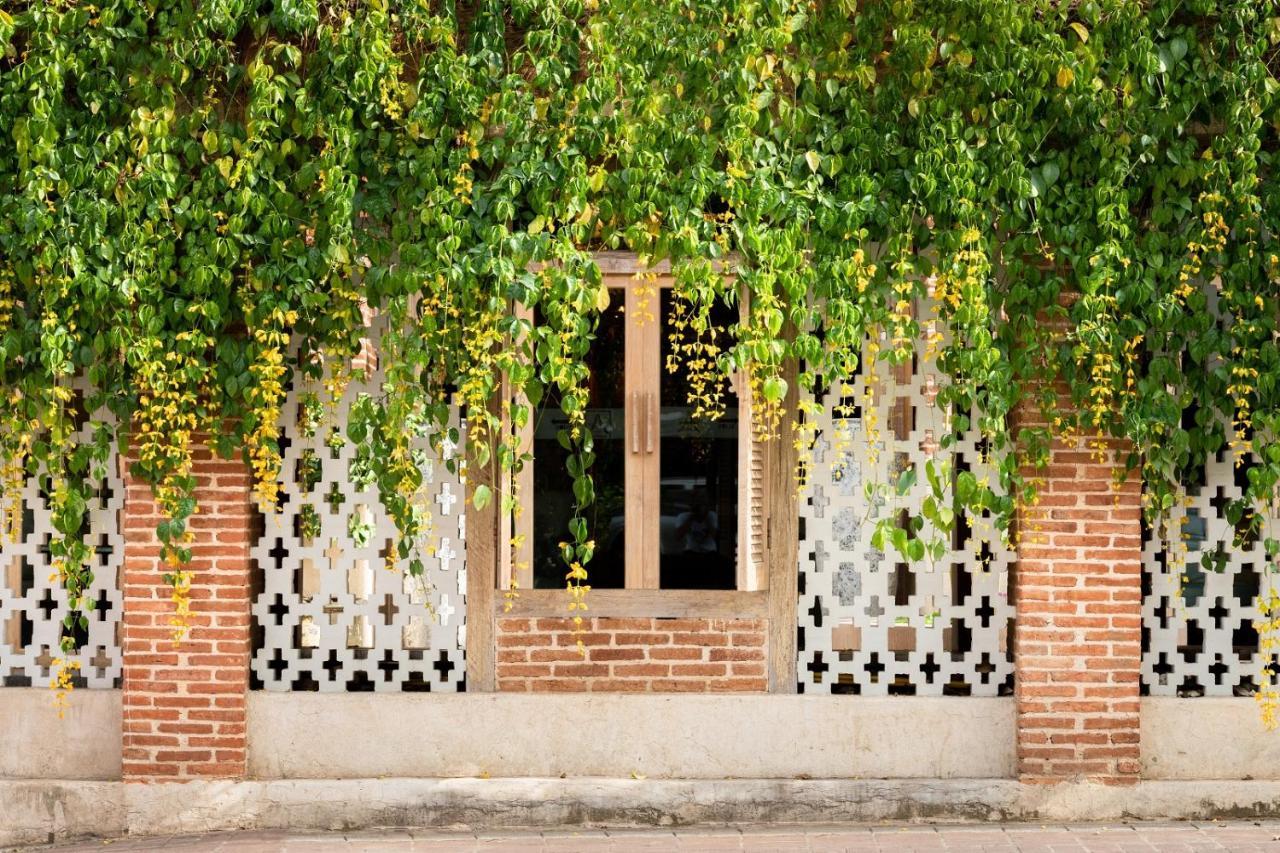 Sanae' Oldtown Hotel Чиангмай Экстерьер фото