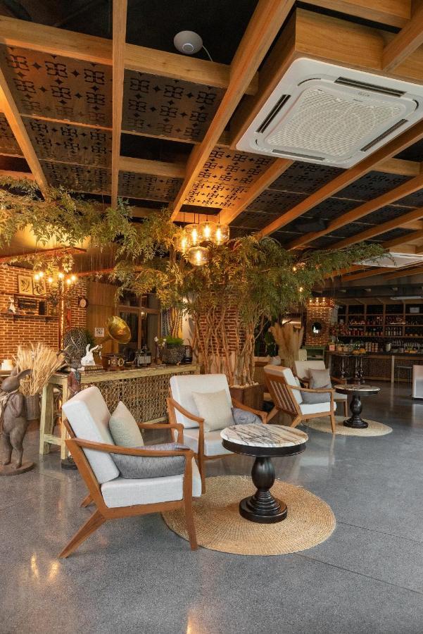 Sanae' Oldtown Hotel Чиангмай Экстерьер фото